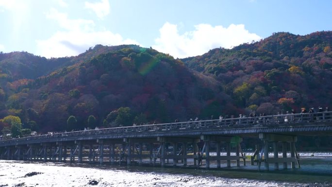 延时摄影:行人和游客穿过日本京都岚山的通津桥