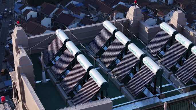 住宅小区屋顶的太阳能热水器航拍