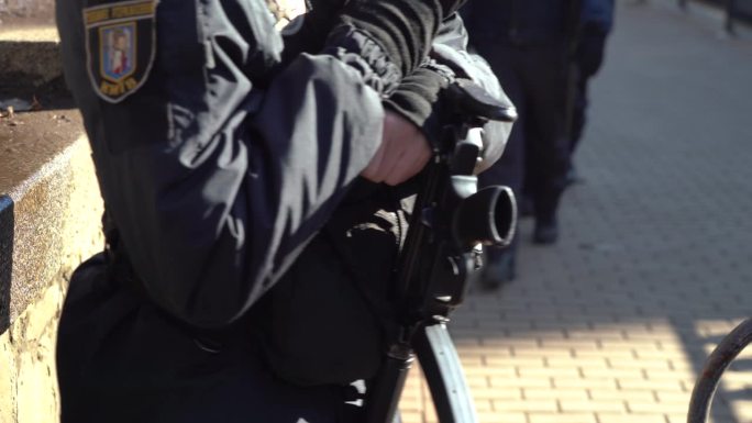 乌克兰警察持枪