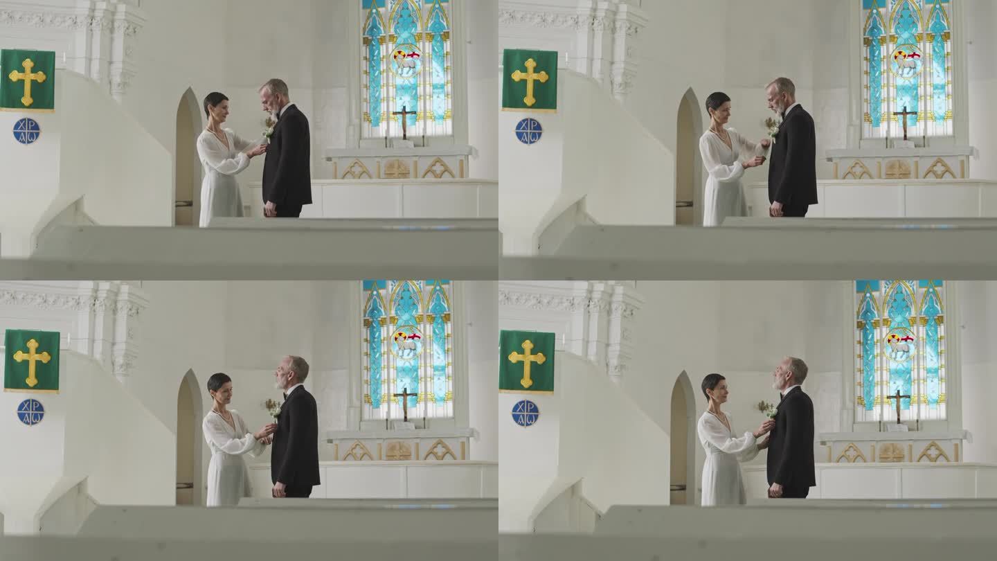 一对成熟的夫妇准备在教堂举行婚礼