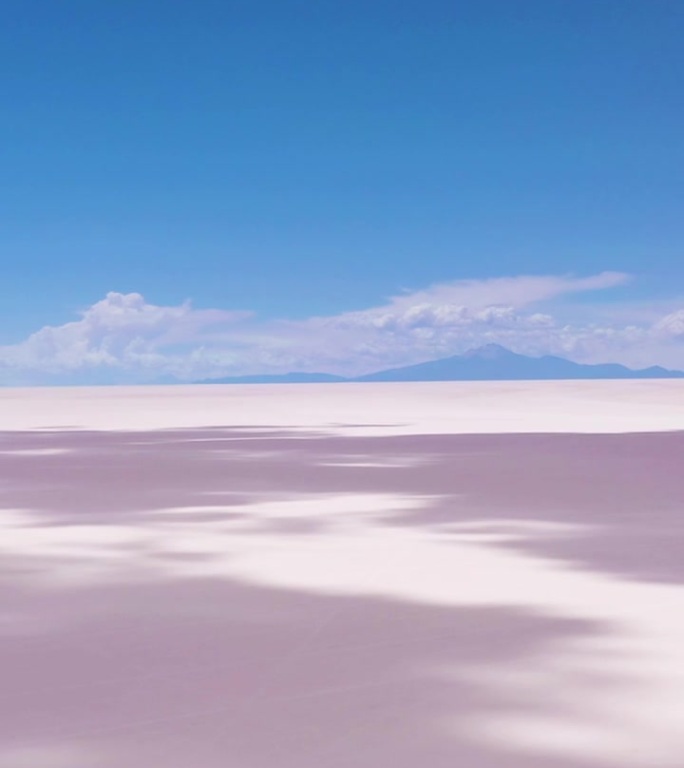 乌尤尼盐滩。鸟瞰图。玻利维亚。垂直视频