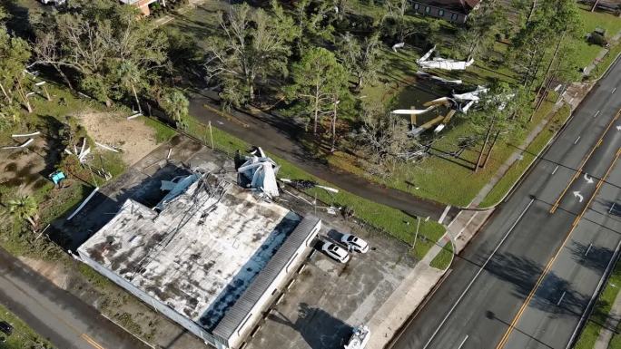 在风暴路径上。在北佛罗里达州佩里，商店建筑变成了碎片，屋顶扭曲。无人机的观点