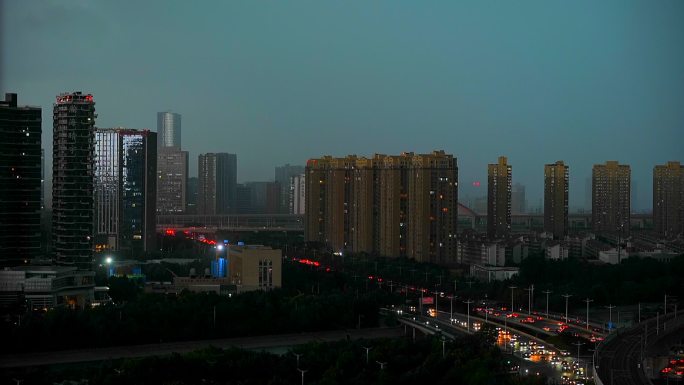 城市暴雨来临 乌云闪电