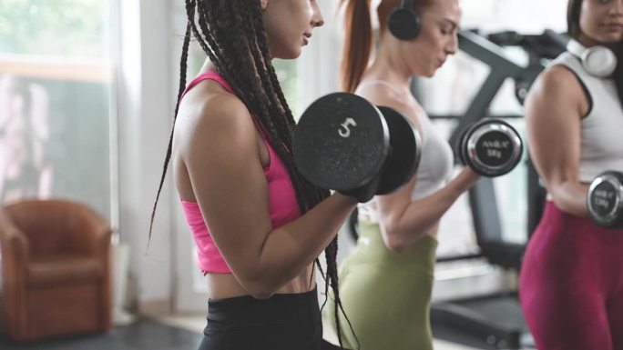 女运动员在健身房享受肱二头肌日