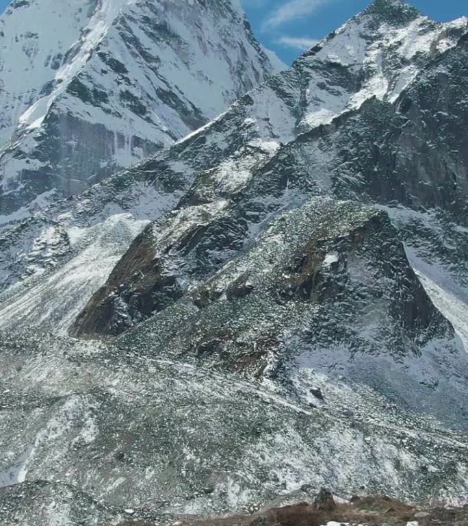 Ama Dablam山和徒步旅行者。尼泊尔的喜马拉雅山脉。鸟瞰图。垂直视频