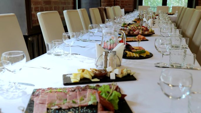 一张漂亮的节日餐桌，上面摆满了各种各样的食物。生日和婚礼时，餐厅餐桌上的食物和饮料。装饰精美的宴会桌