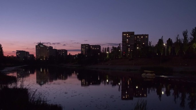 沿河河道的住宅小区的城市景观