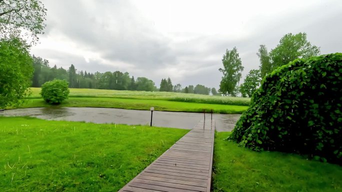 大雨在乡村的乡村景观与路径，静态视图