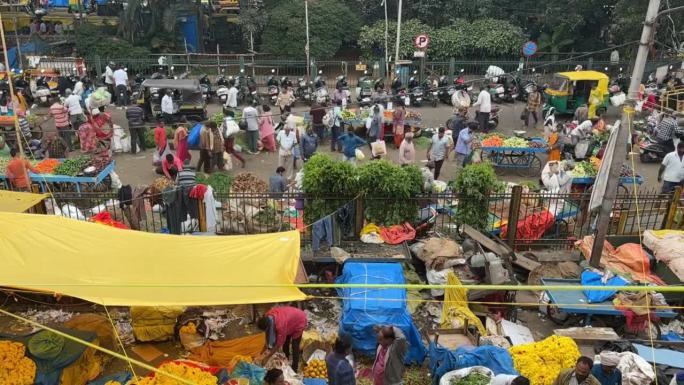 在班加罗尔的KR市场上，人们、花商和鲜花的独家罕见的日间照片