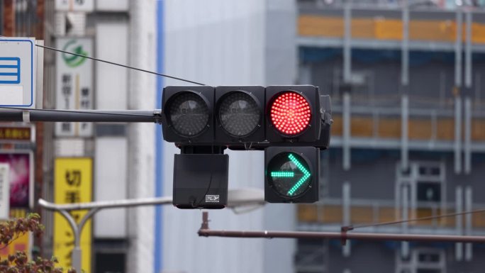 交通灯转向灯绿黄红箭头右转。日本东京