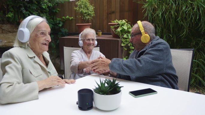 老人戴着耳机听播客，一边握手