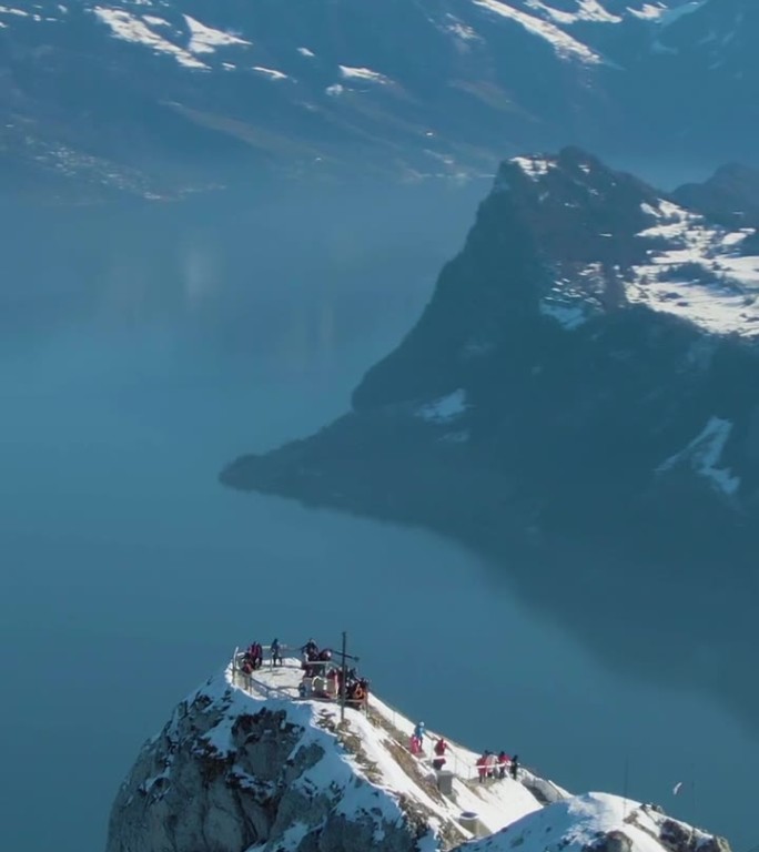 皮拉图斯山观景点，湖泊和卢塞恩市。瑞士。鸟瞰图。垂直视频