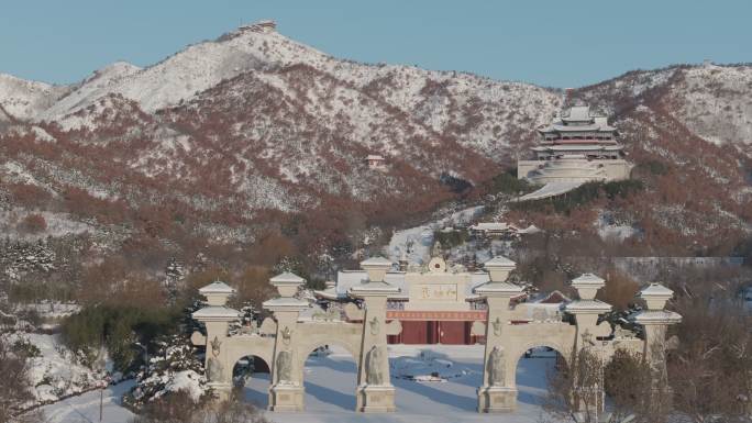 航拍威海市环翠区仙姑顶大门牌坊冬季雪景