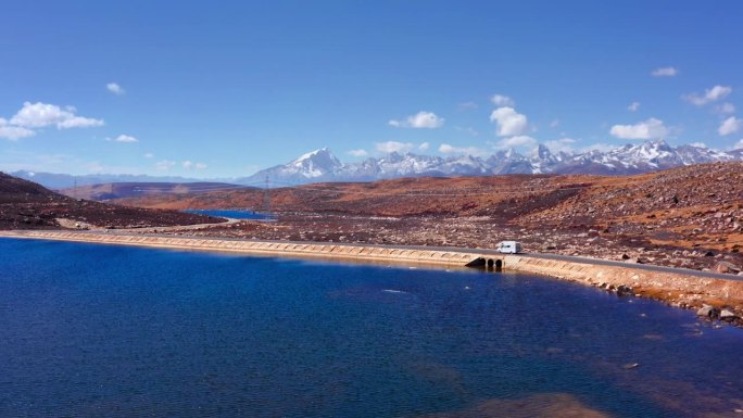 中国理塘县葛年山海滨公路风景驾驶。宽的天线