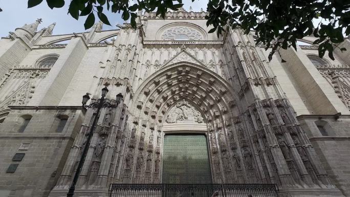 西班牙塞维利亚塞维利亚大教堂雄伟的正面。-联合国教科文组织世界遗产。倾斜拍摄