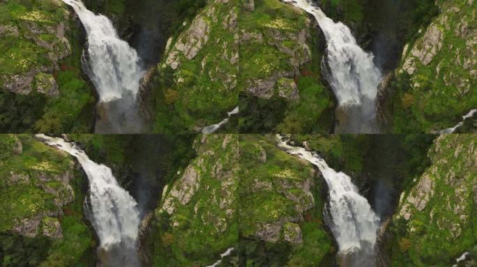 巨大的瀑布越过陡峭的岩石山脉
