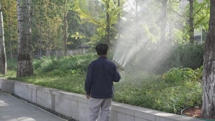 北京亮马桥人物浇水水木环保风景