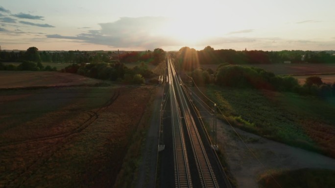 长长的铁路被温暖的夕阳照亮