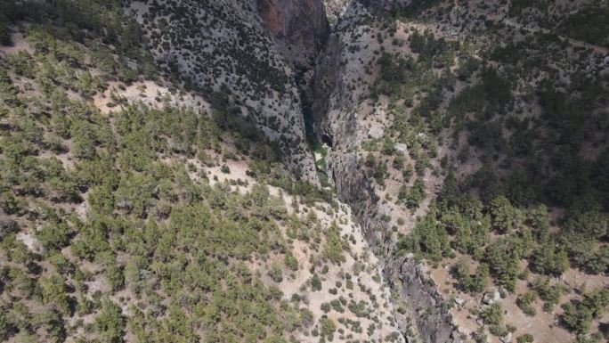 用无人机从空中俯瞰大山之间形成的山谷