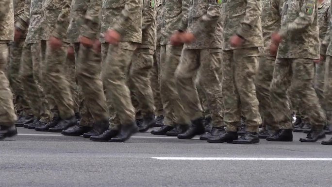 阅兵式上的军队行进。像素制服。士兵的腿。战争的背景。靴子部队和步兵。士兵们。军队游行。后卫的球队。大