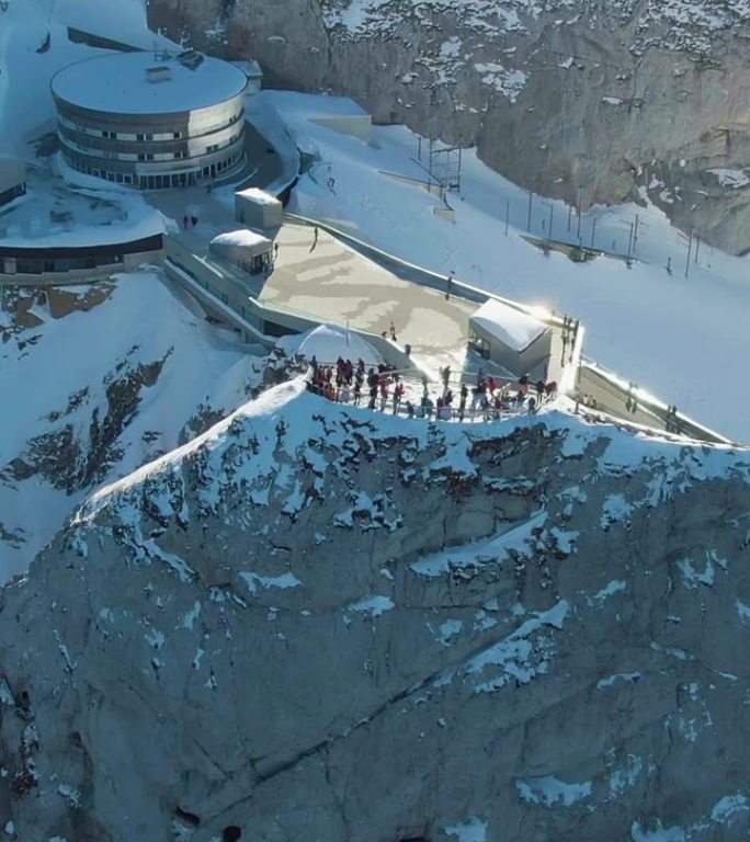 冬季皮拉图斯山与游客观景。瑞士。鸟瞰图。垂直视频