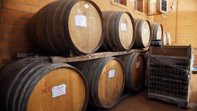 葡萄酒仓库。酒库。酒窖里存放着许多木桶酒。存放酒瓶和酒桶的储藏室。葡萄酒仓库或地窖。