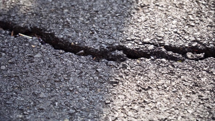 开裂的柏油路面
