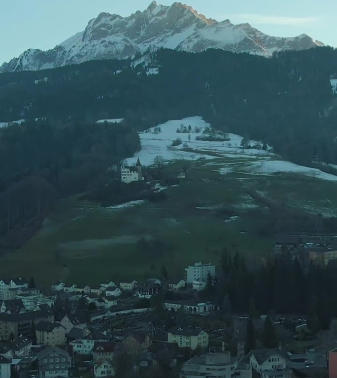 冬天的克里斯城和皮拉图斯山。瑞士。鸟瞰图。垂直视频