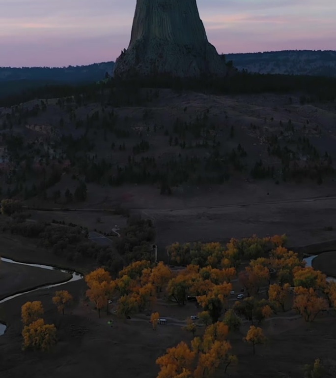晚上的恶魔塔山丘。克鲁克县景观，怀俄明州。鸟瞰图。垂直视频