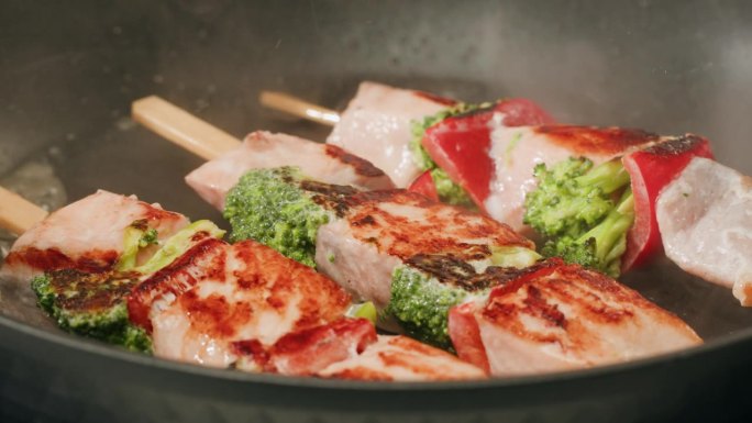 鱼鲑鱼烤小吃串从真空塑料袋准备真空烹调或烧烤，超市准备吃的食物。