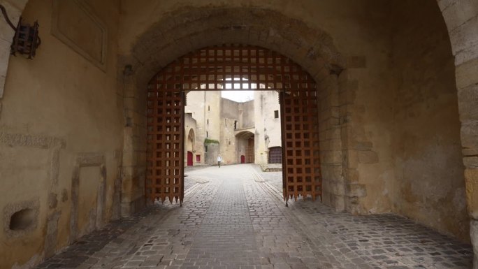 这座城堡的中世纪大门通往内城，它的历史可以追溯到七个多世纪以前