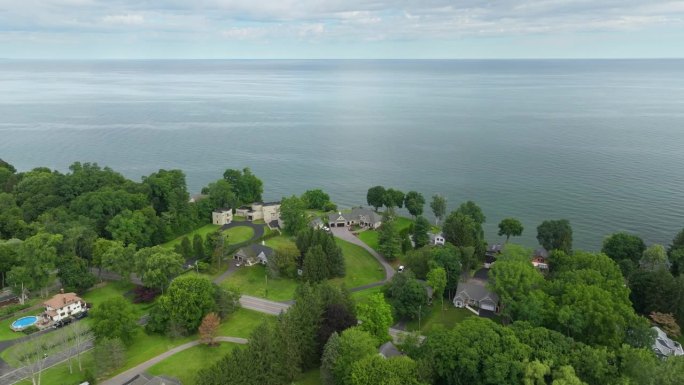 两层住宅滨水房屋在安大略湖岸边的农村生活在罗切斯特，纽约。美国梦之家是美国郊区房地产开发的典范