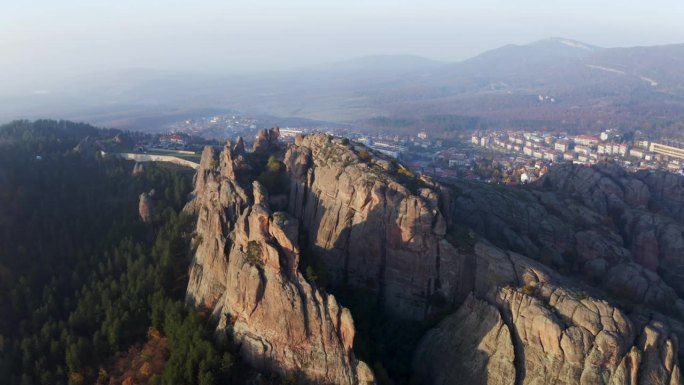 撤退的无人机拍摄的Belogradchik堡垒的天然岩层全景，位于保加利亚维丁省。