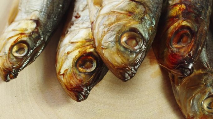 咸味干熏鱼作为啤酒小吃，咸味斯堪的纳维亚传统美食。海鱼干特写。