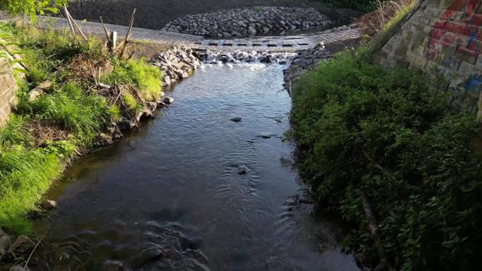 这条土路穿过一条小溪，这条小溪穿过河流，在洪水无法通行时继续前进。修复河道，将农田垂直排水改道