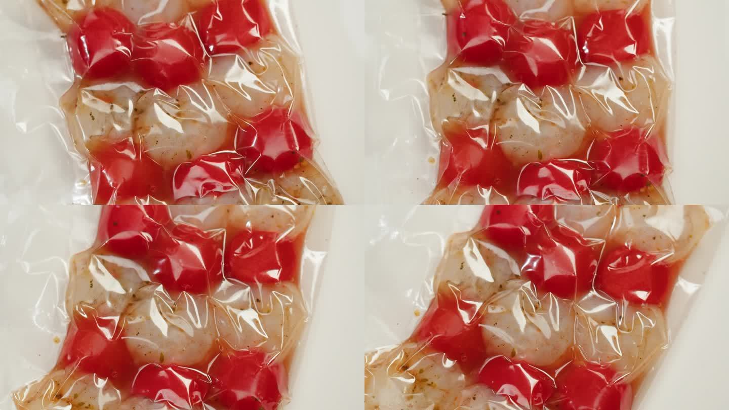 西红柿对虾小吃串在真空塑料袋中准备真空烹调或烧烤，超市准备吃的食物。工作室拍摄，特写，微距，白色背景