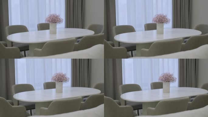 现代客厅室内设计与装饰，客厅白色沙发，餐桌和木椅，厨房柜台和橱柜。4K视频3d渲染公寓房间与阳台