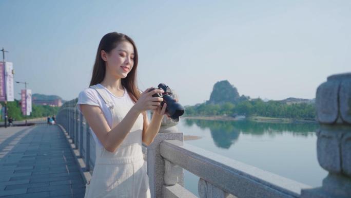少女在江边拍照赏景的升格唯美画面