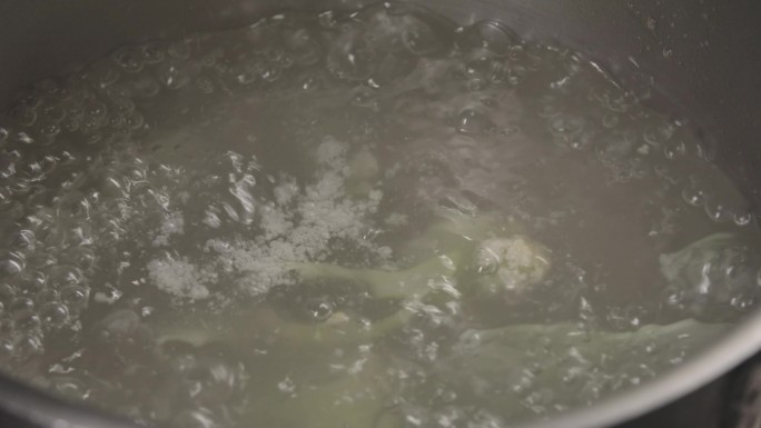 粤菜花菜鱼片汤烹饪过程