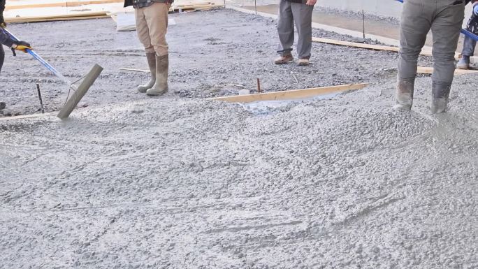 混凝土预拌混凝土是由一辆搅拌车浇灌湿水泥预拌混凝土在家庭附近浇筑的