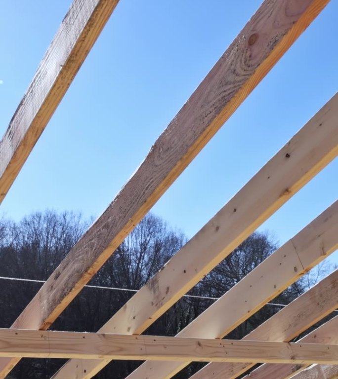 新房子的屋顶结构与木制支撑梁