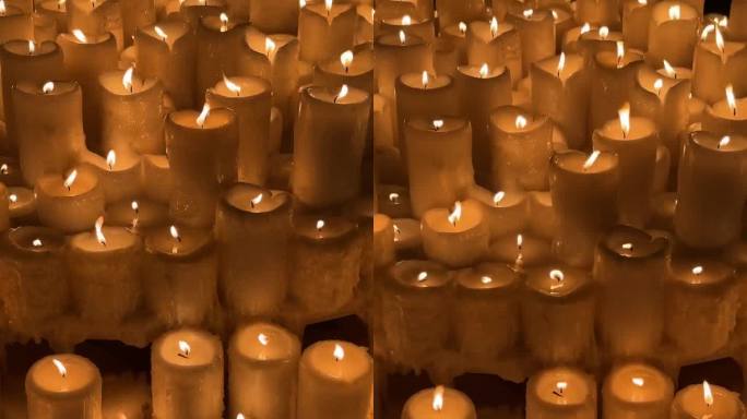 在黑暗的房间里几支点燃的蜡烛的排列