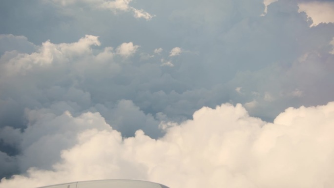 从飞机上看，大片的白云