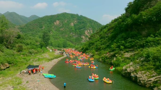 4K山谷漂流人群玩水橡皮艇漂流航拍