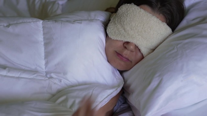 戴着眼罩睡觉的女人