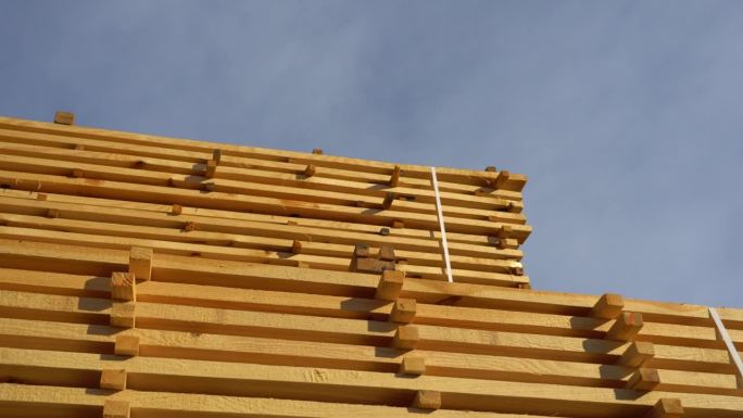 锯木厂仓库里一堆新鲜的松木板。木材、木板堆放在锯木厂。