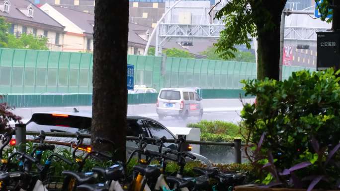 城市马路道路下雨天雨水雨滴街景街道街头风