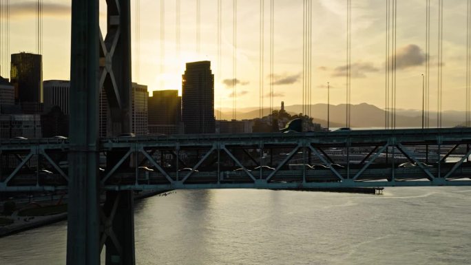 旧金山天际线和科伊特塔穿过海湾大桥-航拍