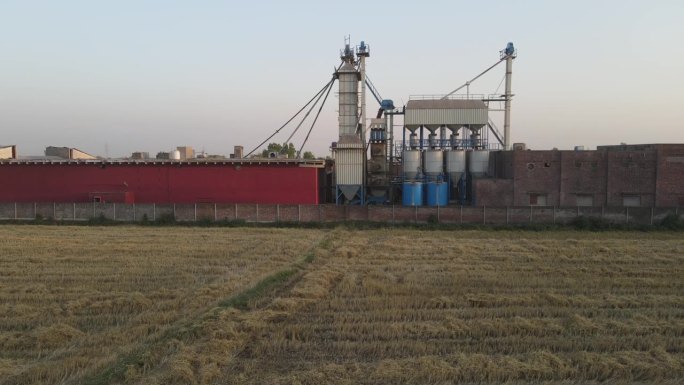 无人机拍摄的巴基斯坦面粉厂和农田，巴基斯坦的乡村生活