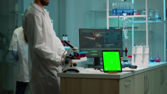 绿色色度键屏的平板电脑放在实验室的桌子上